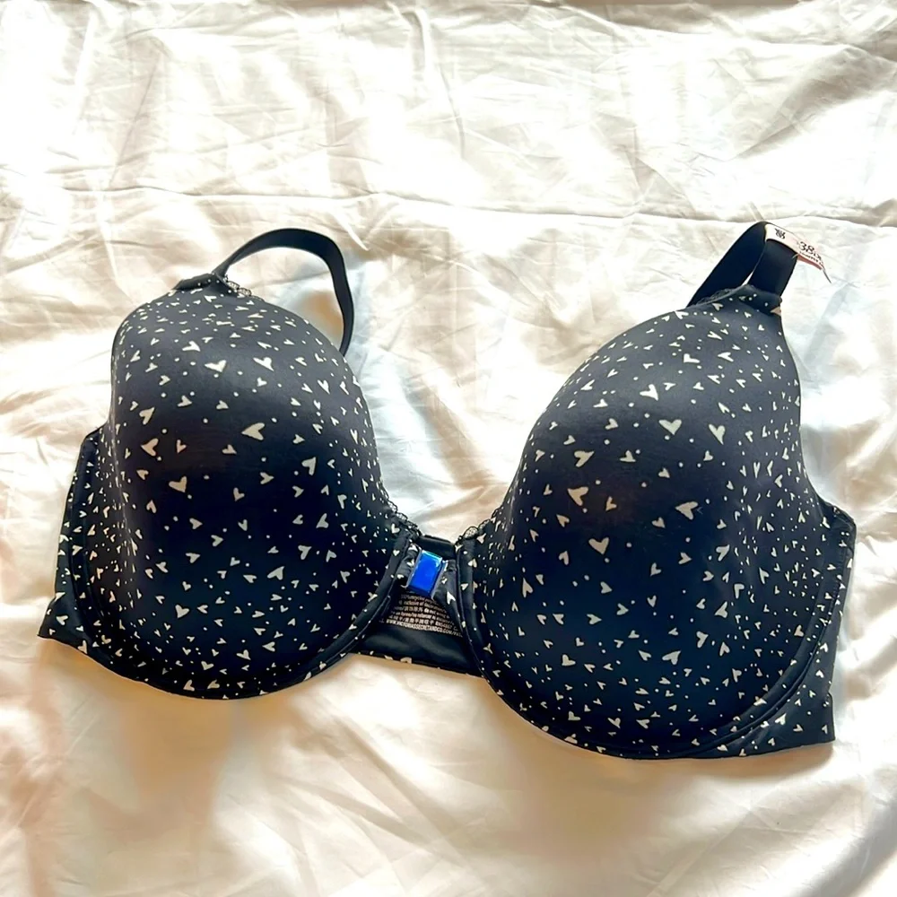 Victoria’s Secret Bra size 38DDD NWOT black with heart shaped magnet front close